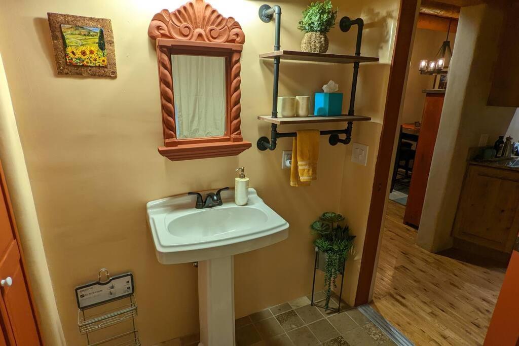 Magical Santa Fe Stay, Minutes From Town Square, Sleeps 4, Includes Free Parking And Outdoor Hot Tub! Ngoại thất bức ảnh